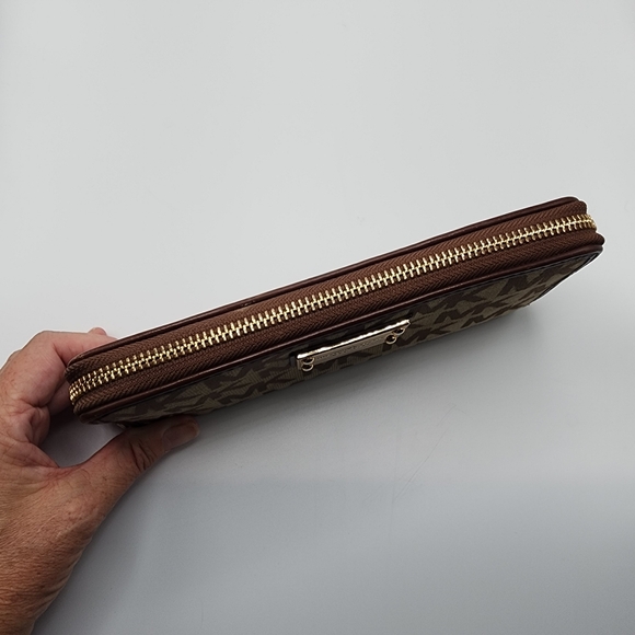 🚫SOLD🚫 MK Michael Kors Continental Signature Fabric Logo Wallet Zip Around - Picture 10 of 11